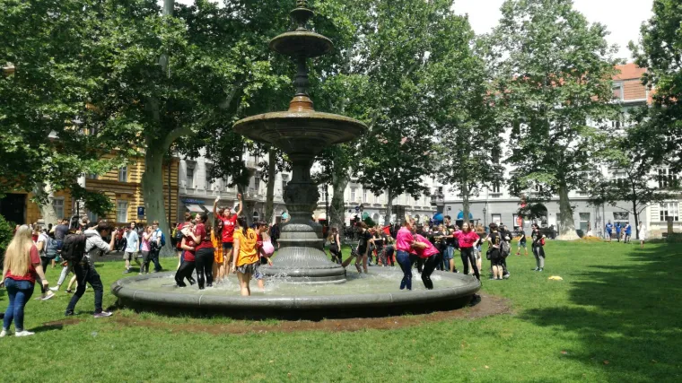 Okupljanje maturanata na Trgu bana Jelačića u Zagrebu