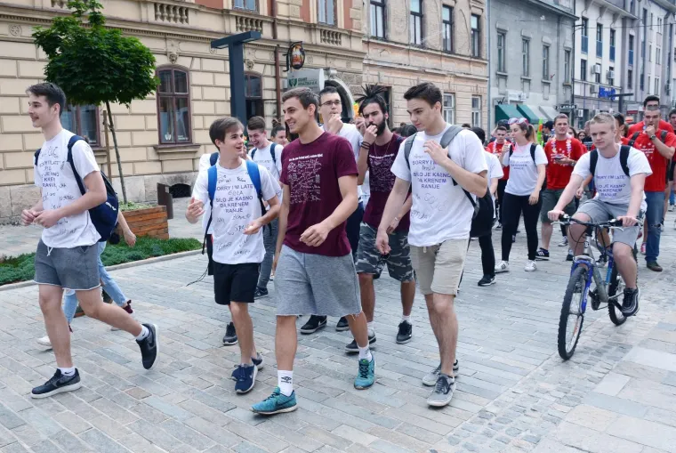Sisak: Kolona maturanata pro&scaron;la gradskim ulicama bez ikakvog incidenta
