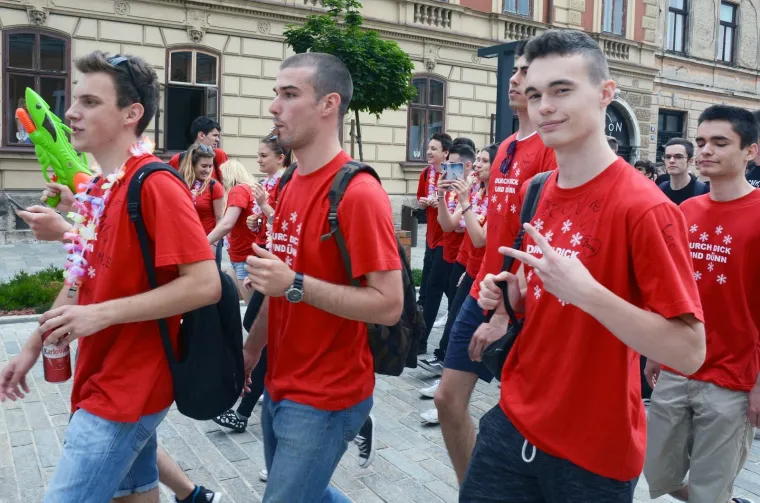 Sisak: Kolona maturanata pro&scaron;la gradskim ulicama bez ikakvog incidenta