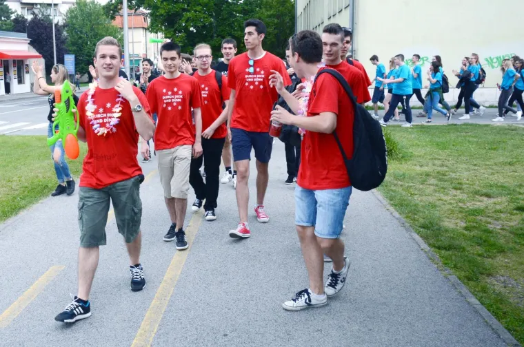 Sisak: Kolona maturanata pro&scaron;la gradskim ulicama bez ikakvog incidenta