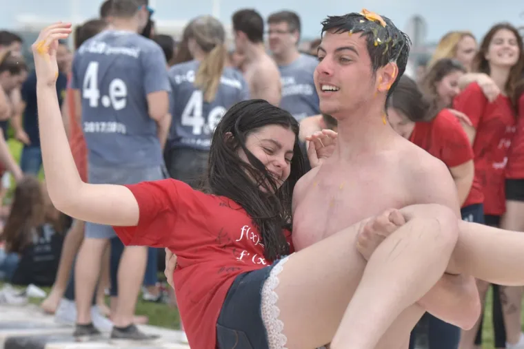 Zadarski maturanti ljepljivi od bra&scaron;na i jaja tradicionalno slave skakanjem u more s rive