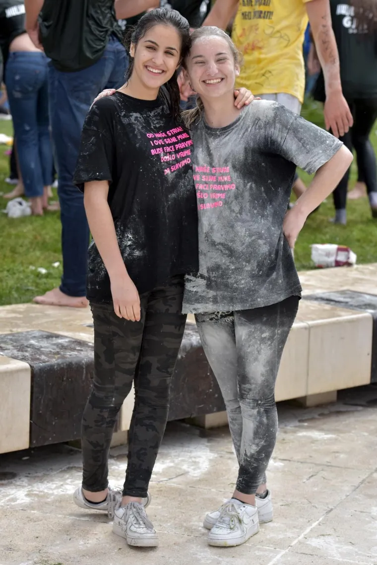 Zadarski maturanti ljepljivi od bra&scaron;na i jaja tradicionalno slave skakanjem u more s rive