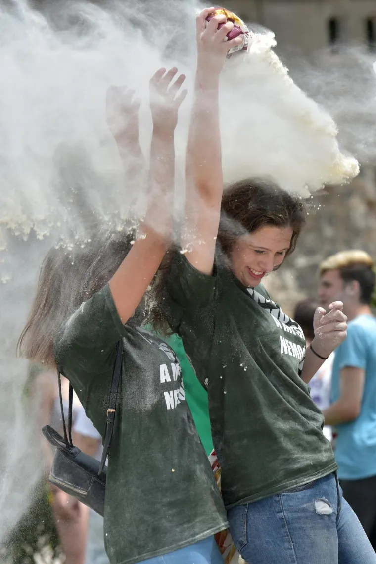 Zadarski maturanti ljepljivi od bra&scaron;na i jaja tradicionalno slave skakanjem u more s rive