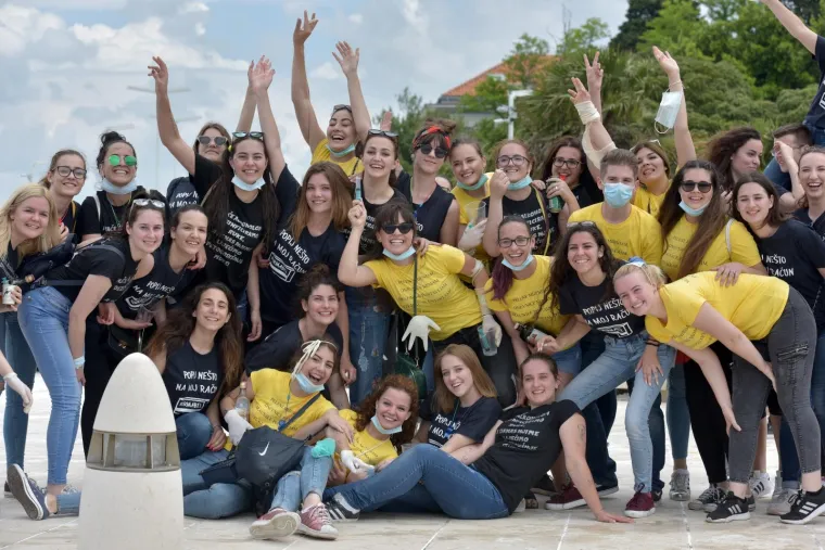 Zadarski maturanti ljepljivi od bra&scaron;na i jaja tradicionalno slave skakanjem u more s rive