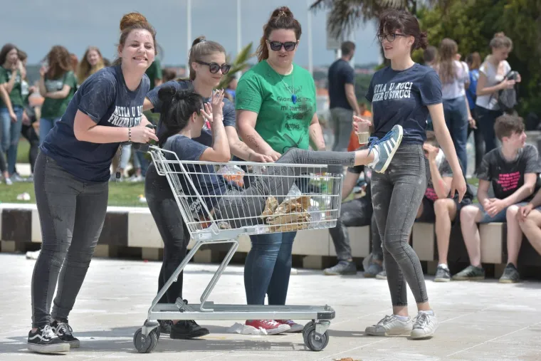 Zadarski maturanti ljepljivi od bra&scaron;na i jaja tradicionalno slave skakanjem u more s rive