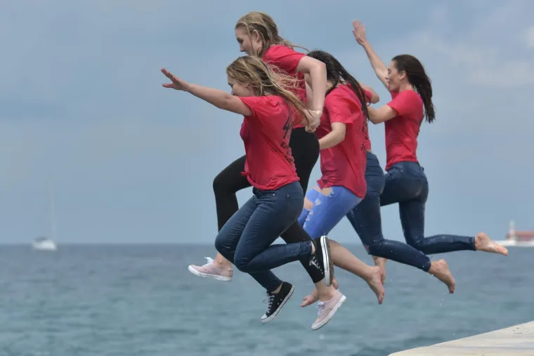 Zadarski maturanti ljepljivi od bra&scaron;na i jaja tradicionalno slave skakanjem u more s rive