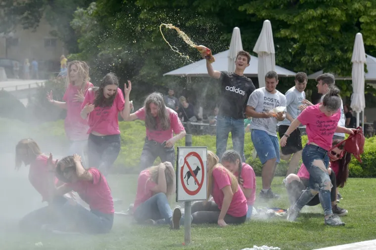 Zadarski maturanti ljepljivi od bra&scaron;na i jaja tradicionalno slave skakanjem u more s rive