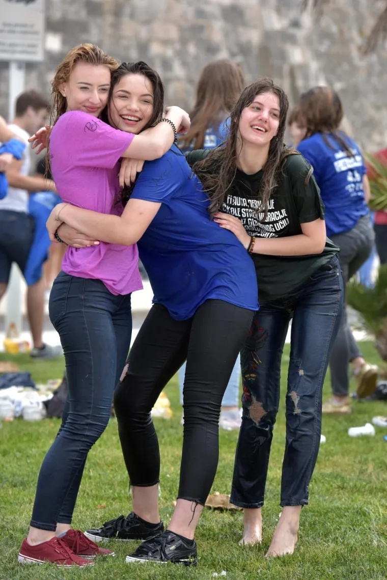 Zadarski maturanti ljepljivi od bra&scaron;na i jaja tradicionalno slave skakanjem u more s rive