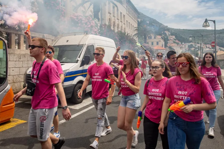 Maturanti nakon proslava po &scaron;kolama slavlje nastavili na ulicama Dubrovnika