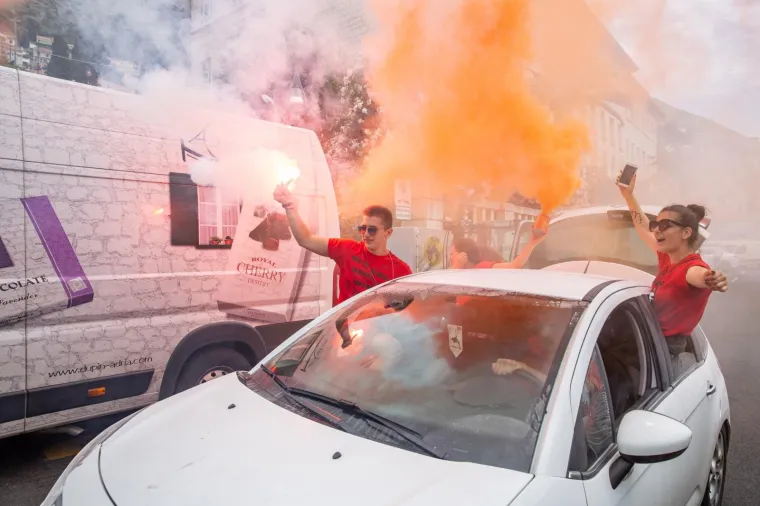 Maturanti nakon proslava po &scaron;kolama slavlje nastavili na ulicama Dubrovnika