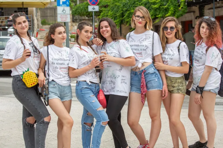 Maturanti nakon proslava po &scaron;kolama slavlje nastavili na ulicama Dubrovnika