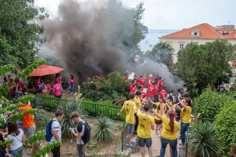 Maturanti nakon proslava po &scaron;kolama slavlje nastavili na ulicama Dubrovnika