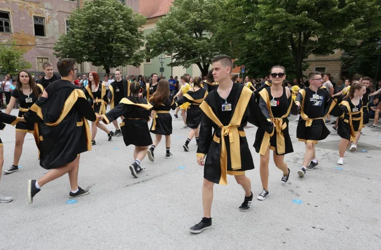 Gimnazijalci iz Karlovca od srednje &scaron;kole se oprostili Salonskim kolom