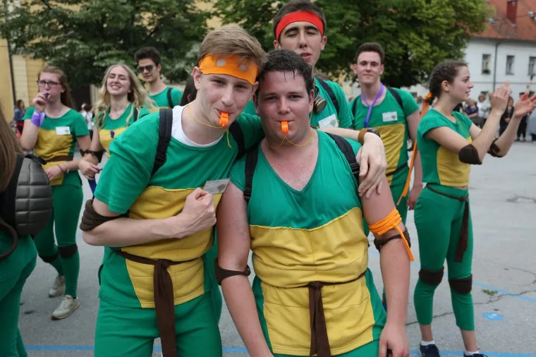 Gimnazijalci iz Karlovca od srednje &scaron;kole se oprostili Salonskim kolom