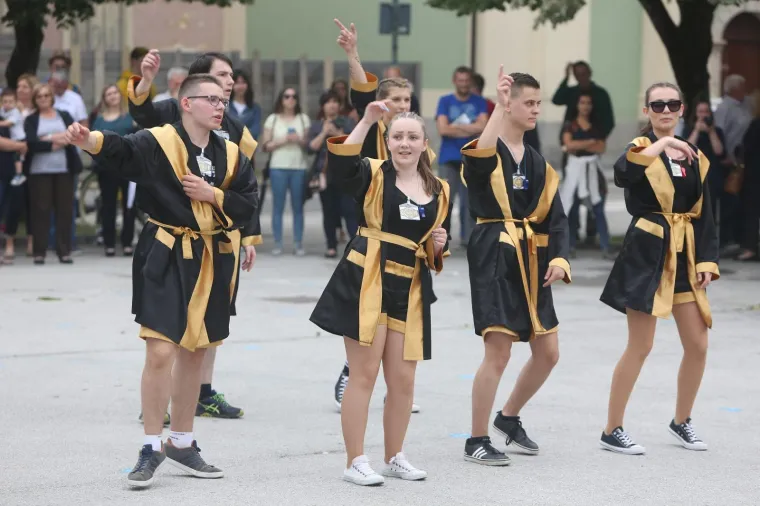 Gimnazijalci iz Karlovca od srednje &scaron;kole se oprostili Salonskim kolom