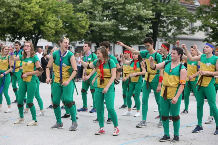 Gimnazijalci iz Karlovca od srednje &scaron;kole se oprostili Salonskim kolom