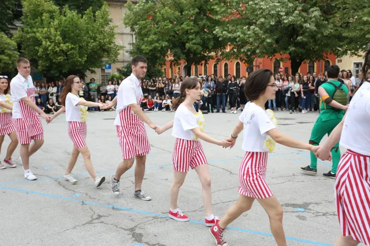 Gimnazijalci iz Karlovca od srednje &scaron;kole se oprostili Salonskim kolom