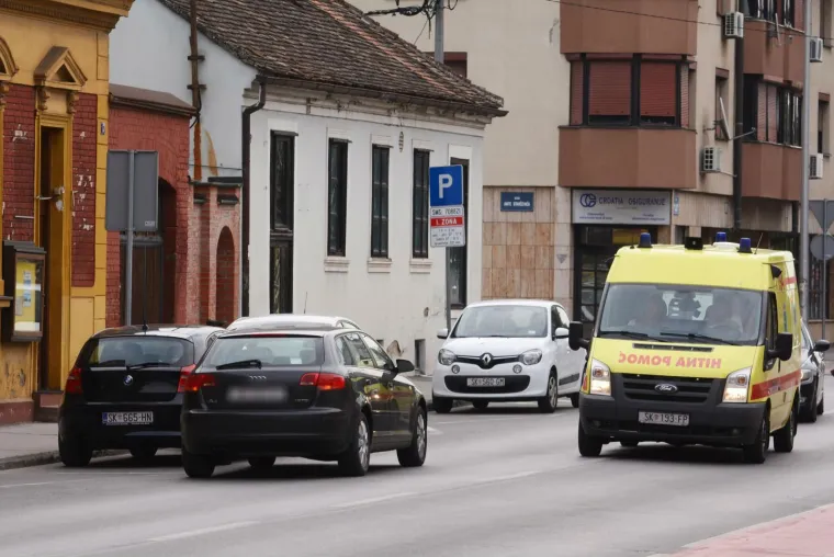 Da bezobrazluk nekih vozača doista nema granica pokazuje jutro&scaron;nji slučaj iz Siska. Naime, neodgovorni vozač uključio je sva četiri 'žmigavca', ostavio svog Audija nasred ulice i oti&scaron;ao u obližnju trgovinu. Ometa li time promet i dovodi li u opasnost druge sudionike u prometu, nimalo ga nije zanimalo, a zaobilaziti ga je moralo i vozilo Hitne pomoći.
