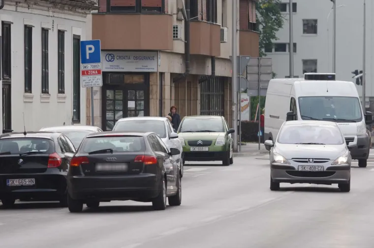 BEZOBRAZLUKU NEKIH VOZAČA NEMA GRANICA: Parkirao auto nasred ulice i oti&scaron;ao u trgovinu, zaobilaziti ga je morala i Hitna pomoć