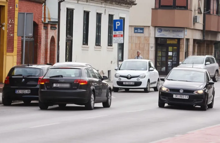 BEZOBRAZLUKU NEKIH VOZAČA NEMA GRANICA: Parkirao auto nasred ulice i oti&scaron;ao u trgovinu, zaobilaziti ga je morala i Hitna pomoć