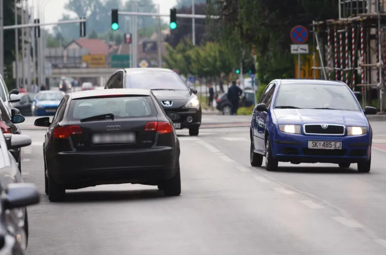 BEZOBRAZLUKU NEKIH VOZAČA NEMA GRANICA: Parkirao auto nasred ulice i oti&scaron;ao u trgovinu, zaobilaziti ga je morala i Hitna pomoć