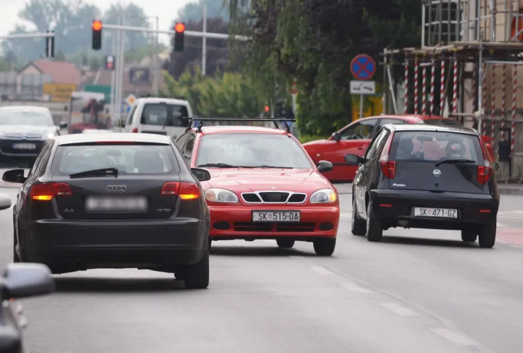 BEZOBRAZLUKU NEKIH VOZAČA NEMA GRANICA: Parkirao auto nasred ulice i oti&scaron;ao u trgovinu, zaobilaziti ga je morala i Hitna pomoć
