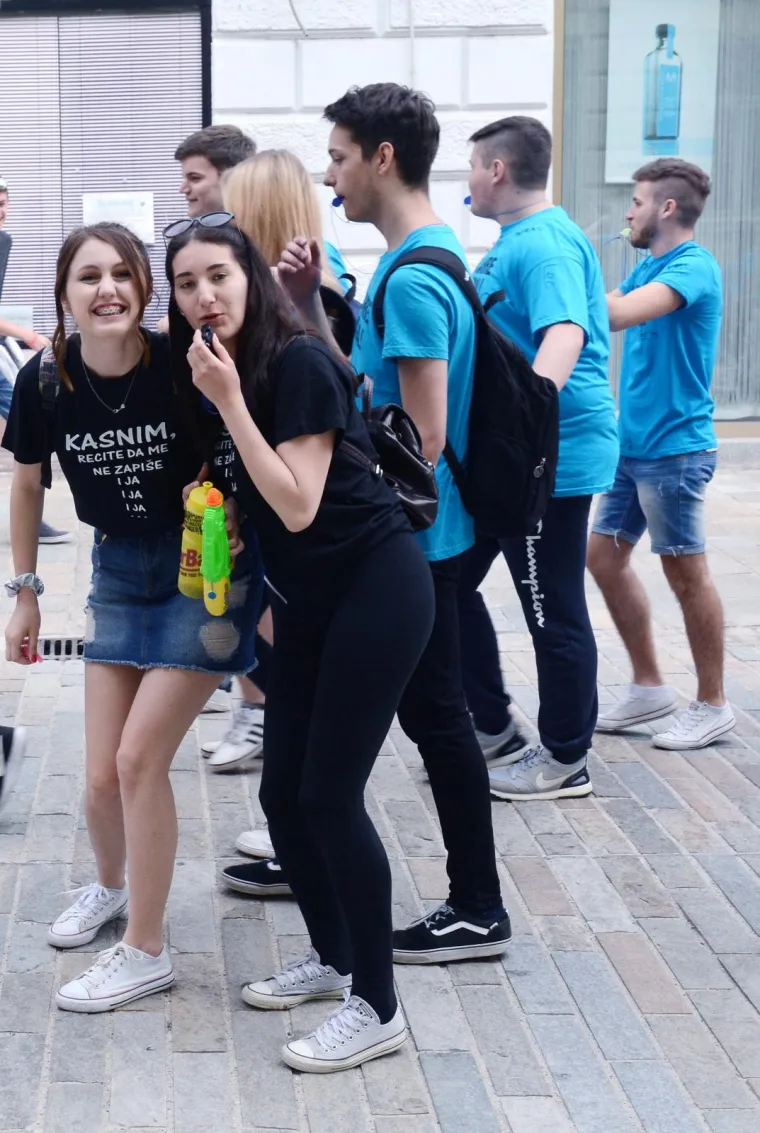 MATURANTI SLAVE ZADNJI DAN NASTAVE: Pogledajte fotografije po gradovima