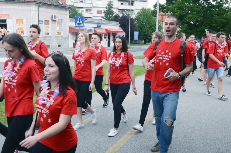 MATURANTI SLAVE ZADNJI DAN NASTAVE: Pogledajte fotografije po gradovima