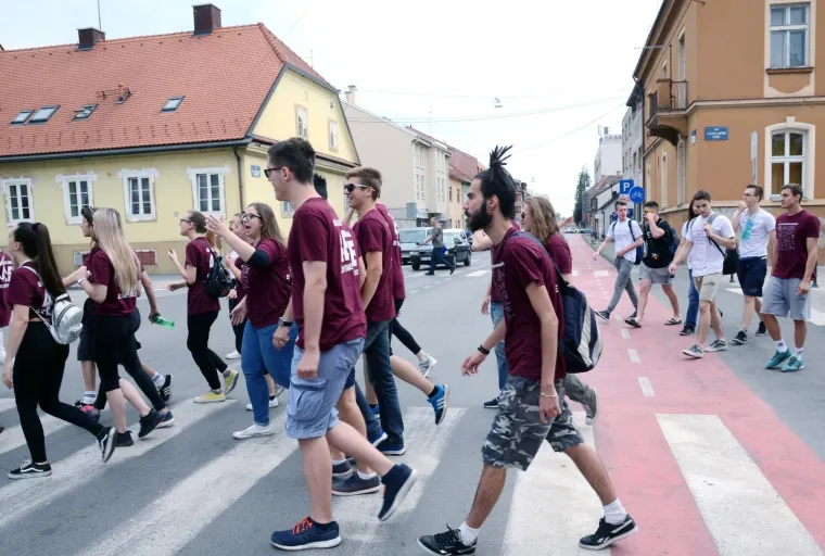 MATURANTI SLAVE ZADNJI DAN NASTAVE: Pogledajte fotografije po gradovima