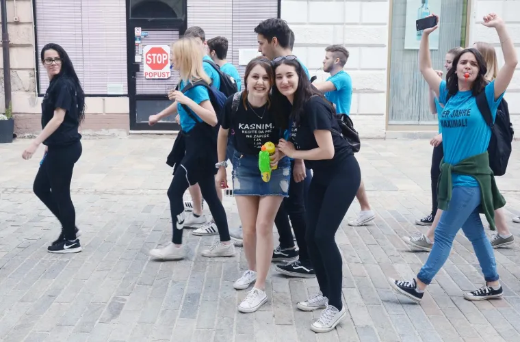 MATURANTI SLAVE ZADNJI DAN NASTAVE: Pogledajte fotografije po gradovima