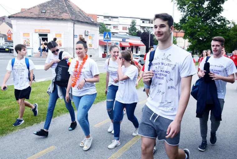 MATURANTI SLAVE ZADNJI DAN NASTAVE: Pogledajte fotografije po gradovima