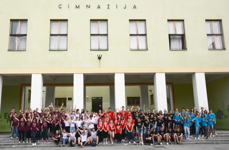 MATURANTI SLAVE ZADNJI DAN NASTAVE: Pogledajte fotografije po gradovima