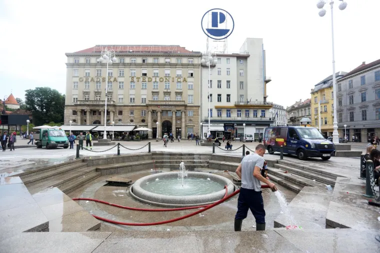 Radnici peru Mandu&scaron;evac nakon &scaron;to su se neki maturanti u njemu okupali