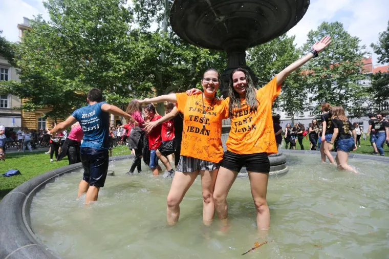MATURANTI SLAVE ZADNJI DAN NASTAVE: Pogledajte fotografije po gradovima