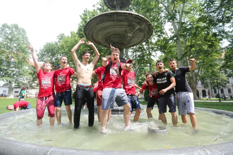 MATURANTI SLAVE ZADNJI DAN NASTAVE: Pogledajte fotografije po gradovima