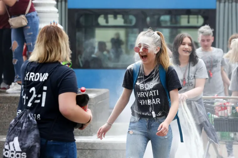 Zagrebački maturanti tradicionalno su se gađali bra&scaron;nom
