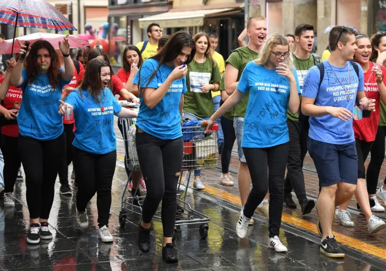 NORIJADA U ZAGREBU: Pogledajte ludo slavlje maturanata u centru grada, očekuje ih se pet tisuća