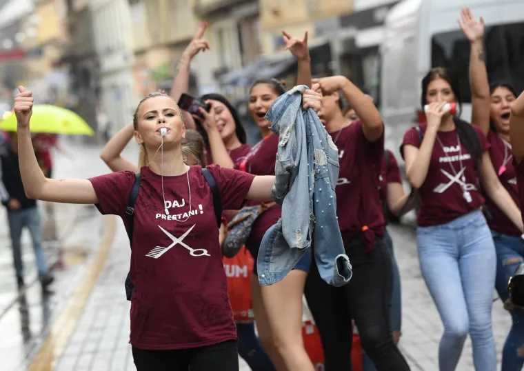 NORIJADA U ZAGREBU: Pogledajte ludo slavlje maturanata u centru grada, očekuje ih se pet tisuća