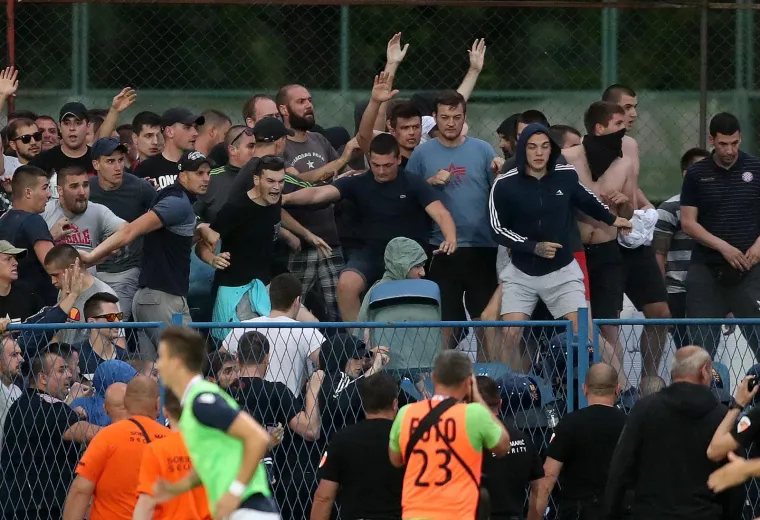 TORCIDA TRGALA STADION I BAKLJOM OZLIJEDILA POLICAJCA: Pogledajte sramotu Hajdukovih navijača