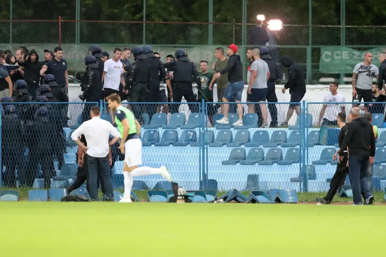 TORCIDA TRGALA STADION I BAKLJOM OZLIJEDILA POLICAJCA: Pogledajte sramotu Hajdukovih navijača