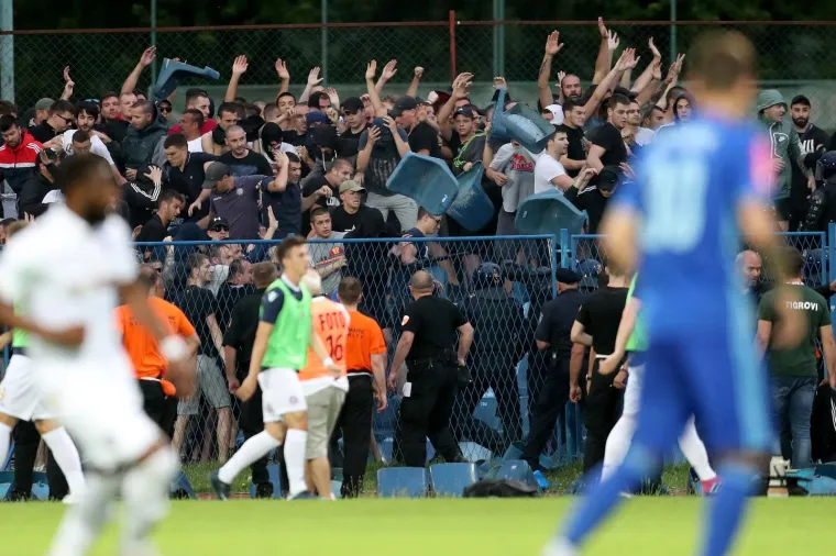 TORCIDA TRGALA STADION I BAKLJOM OZLIJEDILA POLICAJCA: Pogledajte sramotu Hajdukovih navijača