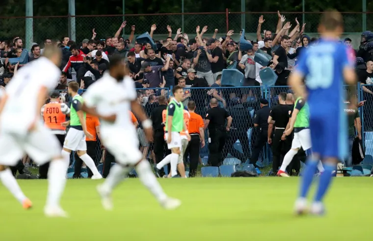 TORCIDA TRGALA STADION I BAKLJOM OZLIJEDILA POLICAJCA: Pogledajte sramotu Hajdukovih navijača