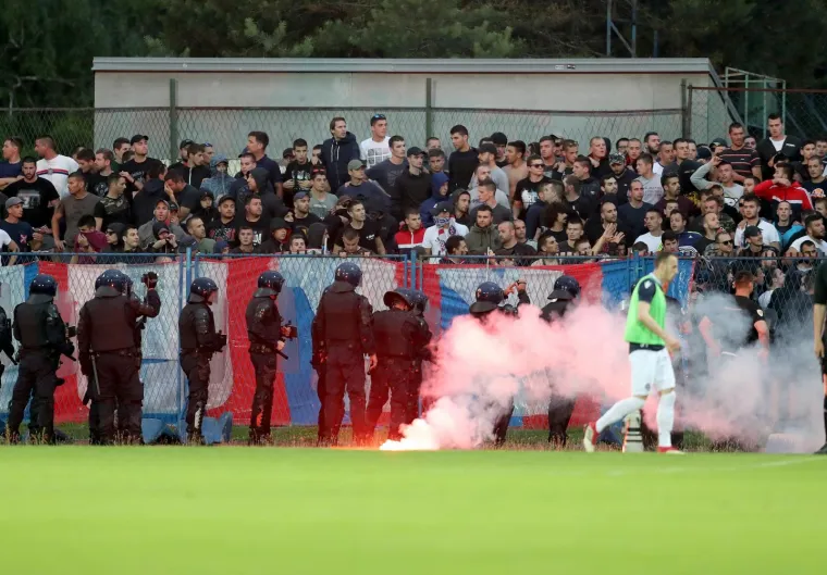 TORCIDA TRGALA STADION I BAKLJOM OZLIJEDILA POLICAJCA: Pogledajte sramotu Hajdukovih navijača