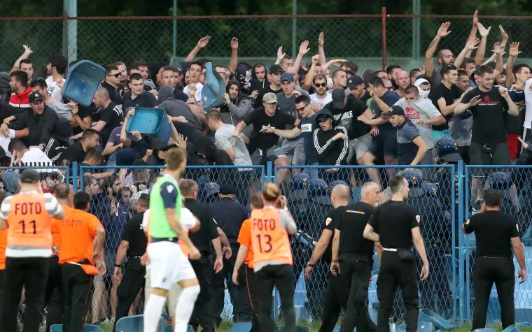 TORCIDA TRGALA STADION I BAKLJOM OZLIJEDILA POLICAJCA: Pogledajte sramotu Hajdukovih navijača