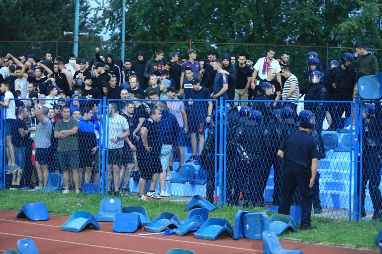 TORCIDA TRGALA STADION I BAKLJOM OZLIJEDILA POLICAJCA: Pogledajte sramotu Hajdukovih navijača