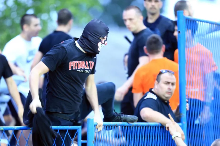 TORCIDA TRGALA STADION I BAKLJOM OZLIJEDILA POLICAJCA: Pogledajte sramotu Hajdukovih navijača