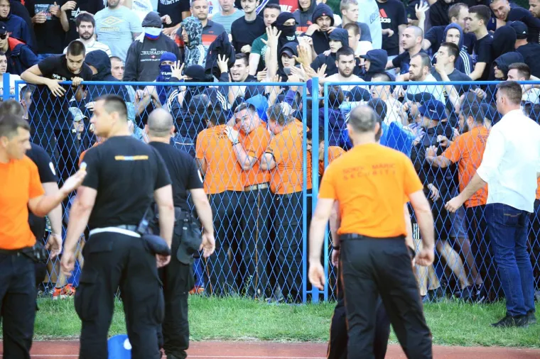 TORCIDA TRGALA STADION I BAKLJOM OZLIJEDILA POLICAJCA: Pogledajte sramotu Hajdukovih navijača