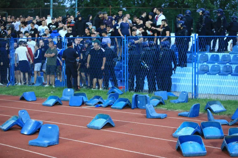 TORCIDA TRGALA STADION I BAKLJOM OZLIJEDILA POLICAJCA: Pogledajte sramotu Hajdukovih navijača