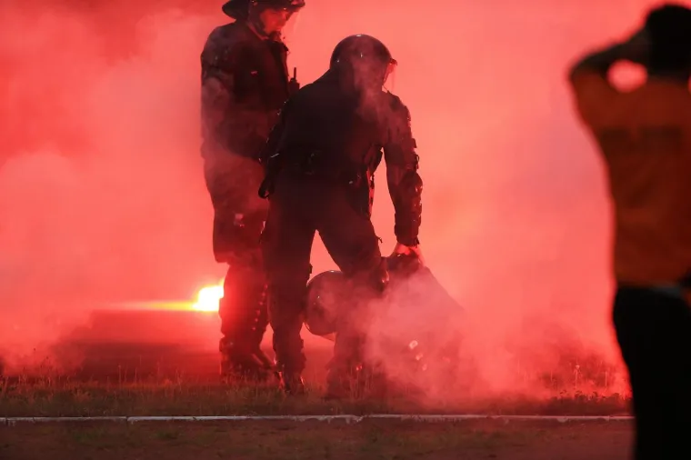 TORCIDA TRGALA STADION I BAKLJOM OZLIJEDILA POLICAJCA: Pogledajte sramotu Hajdukovih navijača