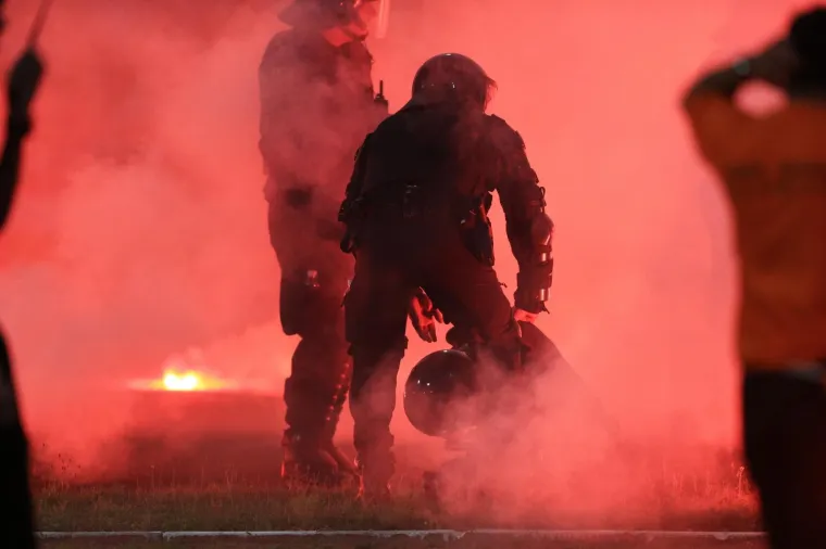 TORCIDA TRGALA STADION I BAKLJOM OZLIJEDILA POLICAJCA: Pogledajte sramotu Hajdukovih navijača